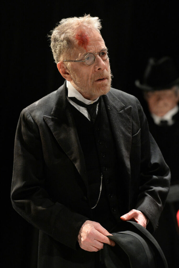 Gabriele Lavia regista ed interprete de Il berretto a sonagli di Luigi Pirandello Teatro Quirino Roma